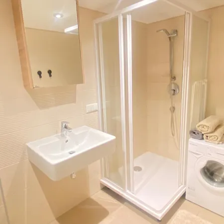 Cozy 2 In Quiet Center شقة *